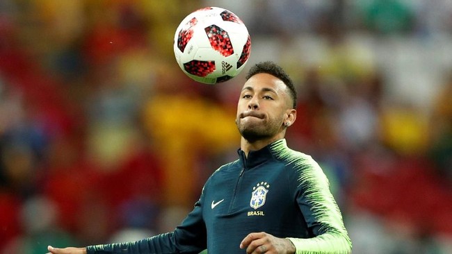 Pemain-pemain asal Brasil di Barcelona, seperti Arthur dan Philippe Coutinho, menanti kedatangan Neymar di klub raksasa Spanyol tersebut.