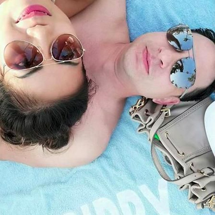 <p>Saat lagi berduaan berjemur di Bali, romantis banget deh pasangan yang satu ini. (Foto: Instagram @ariwibowo_official)</p>