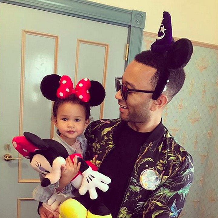 <p>Demi anak, pakai bando ala Mickey Mouse juga nggak masalah kok buat John. (Foto: Instagram/ @johnlegend)</p>