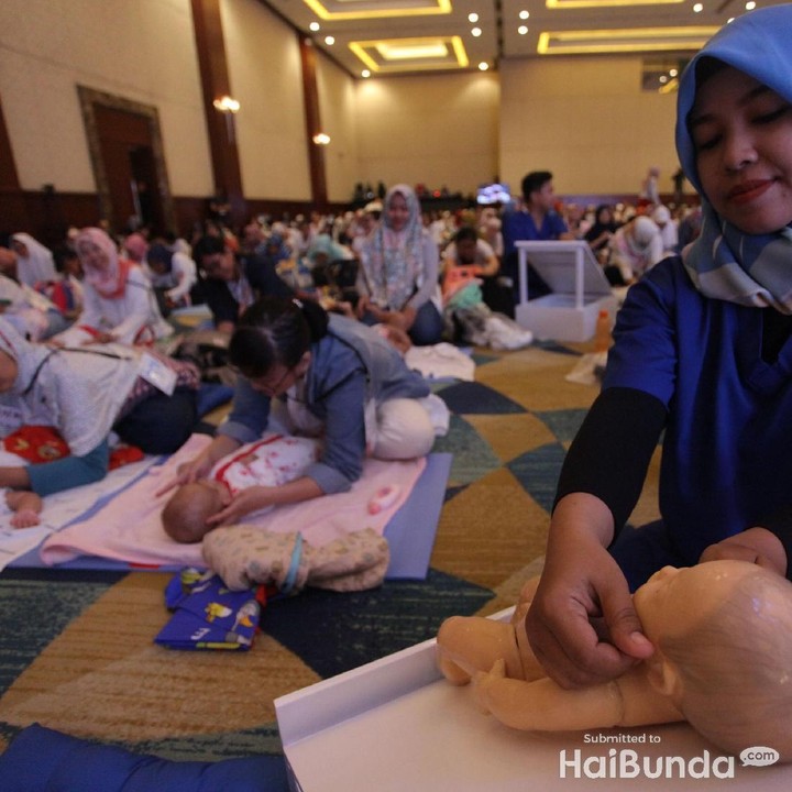 <p>Gerakan pijat bayi yang dilakukan para bunda diperagakan oleh instruktur. (Foto: Grandyos Zafna/detikcom)</p>