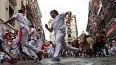 FOTO: Menantang Maut dengan Kabur dari Banteng San Fermin Festival selalu jadi incaran ribuan orang untuk datang ke Spanyol dengan tujuan yang sama: menantang maut, mengejar adrenalin, kabur dari banteng.