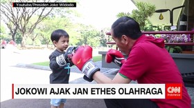 Presiden Jokowi Ajak Cucu Berlatih Tinju dan Sepak Bola