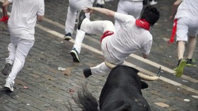 Balap Lari Banteng di Spanyol Lukai 2 Turis AS
