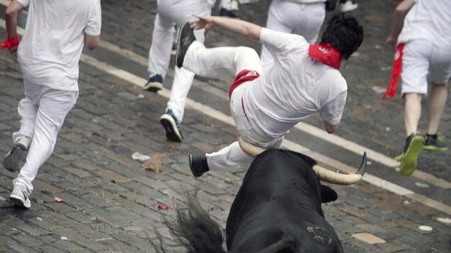 Dua turis AS mengalami luka di leher dan pinggul akibat ditanduk oleh banteng saat mengikuti Festival San Fermin di Spanyol.