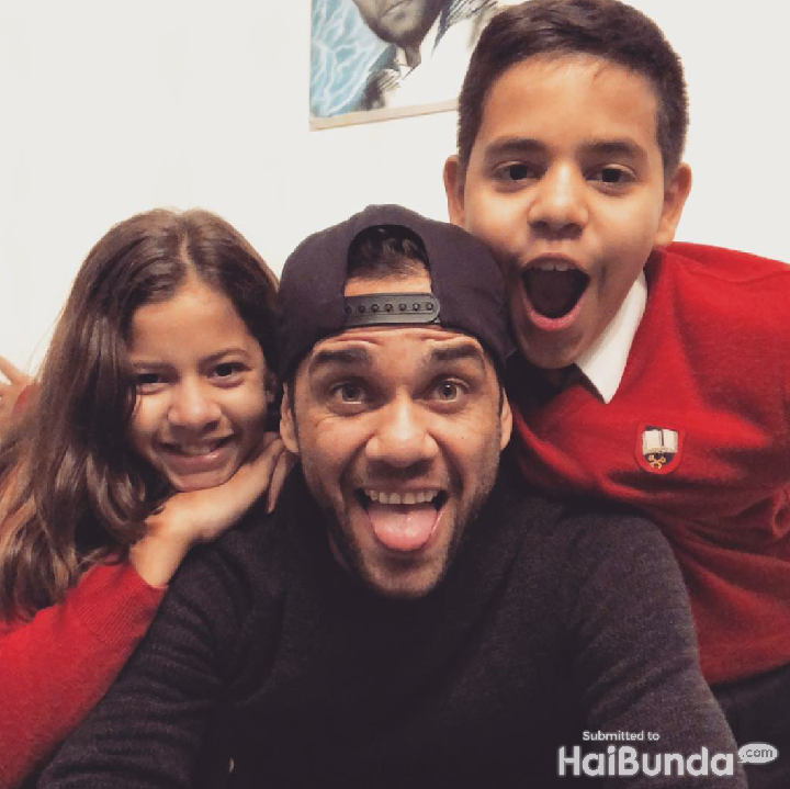 <p>Dani Alves bersama kedua buah hatinya, Victoria dan Daniel. (Foto: Instagram @danialves)</p>