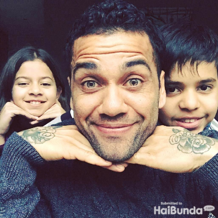 <p>Gayanya juga ada-ada aja deh Dani. He-he-he. (Foto: Instagram @danialves)</p>