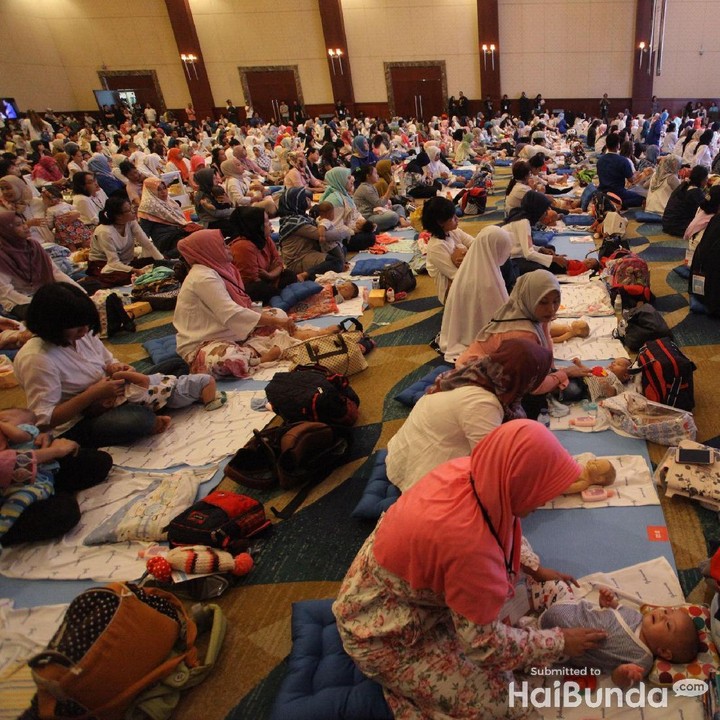 <p>Pijat bayi yang digelar pada Sabtu (7/7) di The Hall Senayan City Jakarta ini diselenggarakan dalam rangka memecahkan rekor MURI, gerakan pijat bayi nasional, Bun. Ada 565 bunda yang berpartisipasi. Acara ini merupakan bagian kampanye 'Sentuhan Cinta' dari Johnson's Indonesia. (Foto: Grandyos Zafna/detikcom)</p>