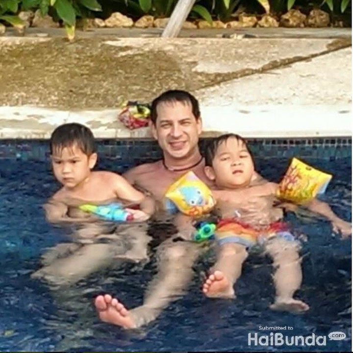 <p>Bonding time Ari dengan kedua jagoannya, Kenzo dan Marco. Asyiknya yang berenang dengan ayah. (Foto: Instagram @ariwibowo_official)</p>