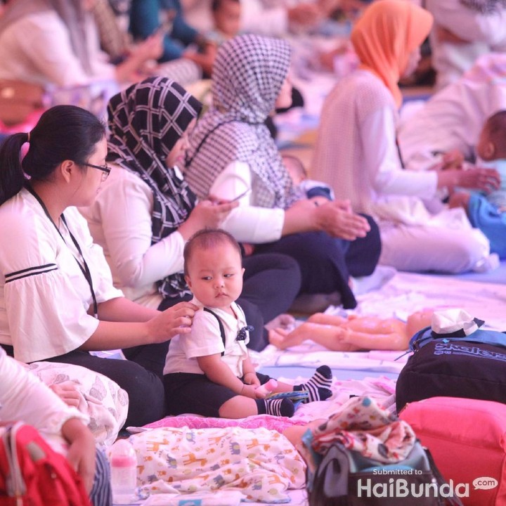 <p>Sabar menanti sesi dipijat ya, Nak. He-he-he. (Foto: Grandyos Zafna/detikcom)</p>