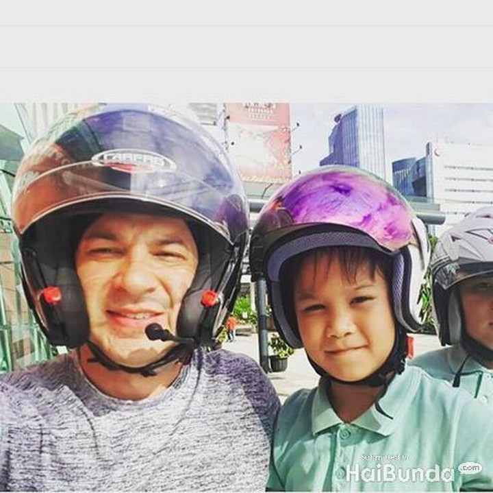 <p>Saat nggak ada shooting, Ari memberi kejutan ke si kecil dengan menjemput mereka di sekolah lalu mengajak makan di mal deh. So sweet ya! (Foto: Instagram @ariwibowo_official)</p>