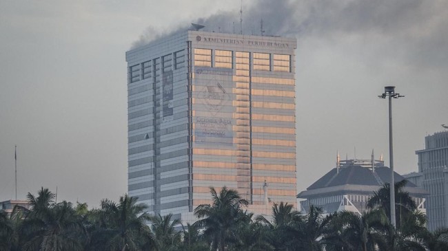 Polisi masih melakukan olah TKP usai kebarakan di Gedung Karya Kemenhub, Minggu (8/7) pagi. Kabiro BKIP Baitul Ihwan memastikn tak ada dokumen yang terbakar.