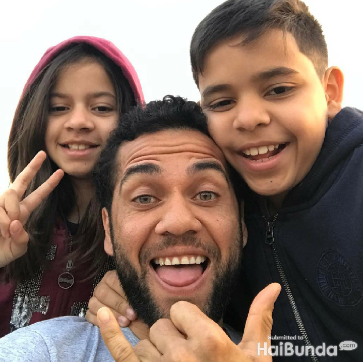 <p>Ayah dan anak ini kompak banget urusan wefie ya! (Foto: Instagram @danialves)</p>