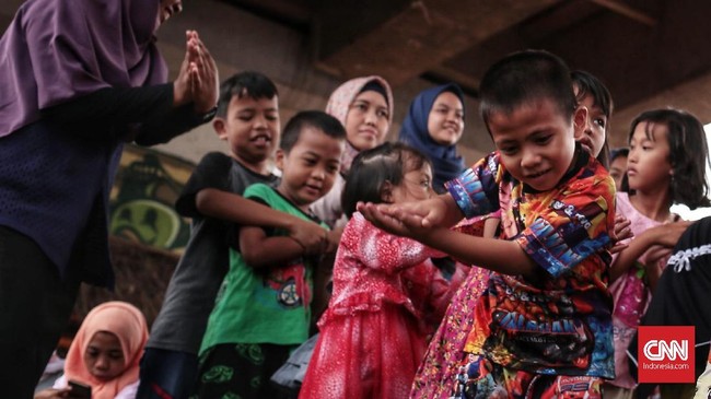 Pentingnya Mengajarkan Toleransi pada Anak Saling menghargai sesama merupakan salah satu pelajaran tentang pendidikan moral yang perlu diajarkan pada anak-anak sejak usia dini.