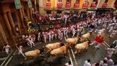 FOTO: Menantang Maut dengan Kabur dari Banteng San Fermin Festival selalu jadi incaran ribuan orang untuk datang ke Spanyol dengan tujuan yang sama: menantang maut, mengejar adrenalin, kabur dari banteng.