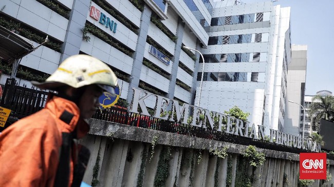 Kasi Ops Dinas Damkar Jakpus Syafruddin mengatakan tiga korban meninggal dunia dan 20 lainnya luka-luka. Kebanyakan korban sedang beristirahat di masjid.