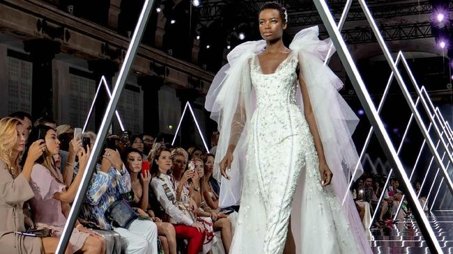 Ralph & Russo keluarkan koleksi musim gugur dengan karakter yang indah dan berbahaya terinspirasi dari Jacqueline de Beaumont.