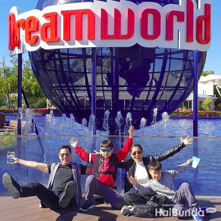 <p>Berempat pergi jalan-jalan bareng sang bunda, Inge Anugrah, ke Australia. Seru! (Foto: Instagram @ariwibowo_official)</p>