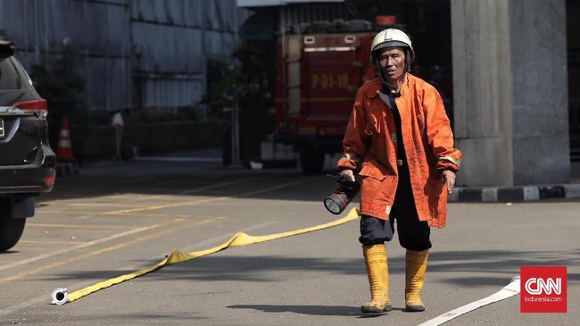 Dinas Penanggulangan Kebakaran dan Penyelamatan DKI Jakarta menyebut ketiga korban ditemukan tewas di lantai yang berbeda, diduga karena kepulan asap.