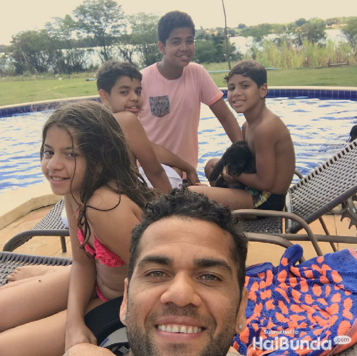 <p>Di sela-sela kesibukannya latihan dengan klub Paris Saint-Germain, Dani tetap bisa menghabiskan waktu dengan anak-anaknya. (Foto: Instagram @danialves)</p>