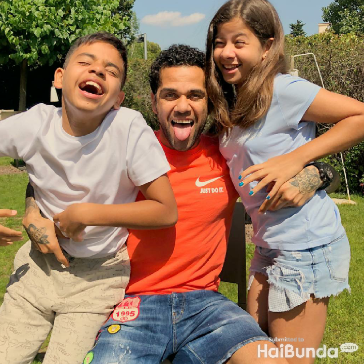 <p>Dani nggak bisa membela negaranya Brazil di Piala Dunia karena cidera lutut yang ia alami. (Foto: Instagram @danialves)</p>