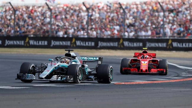 Lewis Hamilton berhasil menempati pole position F1 GP Singapura setelah jadi yang tercepat di babak kualifikasi, Sabtu (15/9).