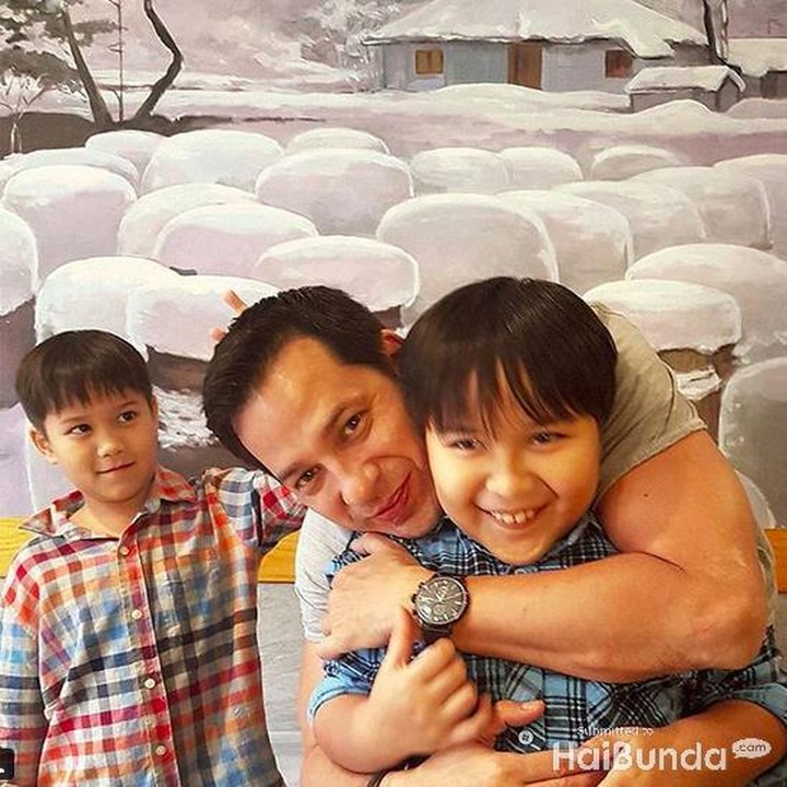 <p>Senyum ketiganya menunjukkan kebahagiaan ya, Bun. (Foto: Foto: Instagram @ariwibowo_official)</p>