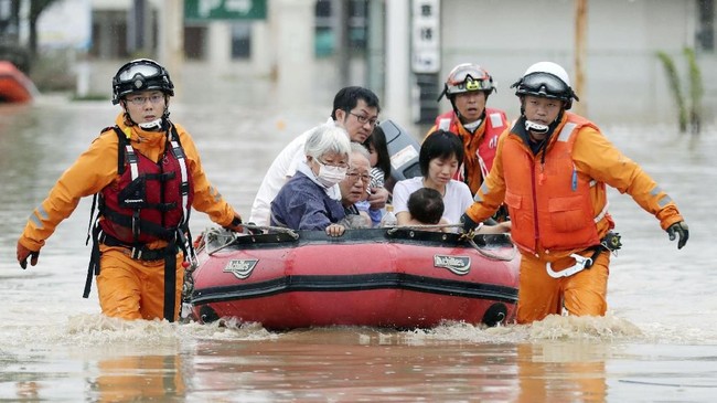 Para petugas penyelamat di Jepang bergegas mencari para korban selamat setelah hujan lebat membawa banjir dan longsor yang menewaskan lebih dari 100 orang.