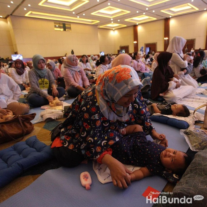 <p>Duh, kenapa, Nak? Kok nangis? Ada bagian tubuh yang sakit ya ketika dipijat? (Foto: Grandyos Zafna/detikcom)</p>
