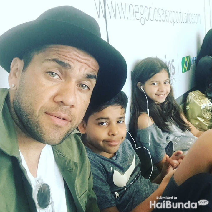 <p>Ya nggak apa, Bun, biar menemani anak-anak. He-he. (Foto: Instagram @danialves)</p>