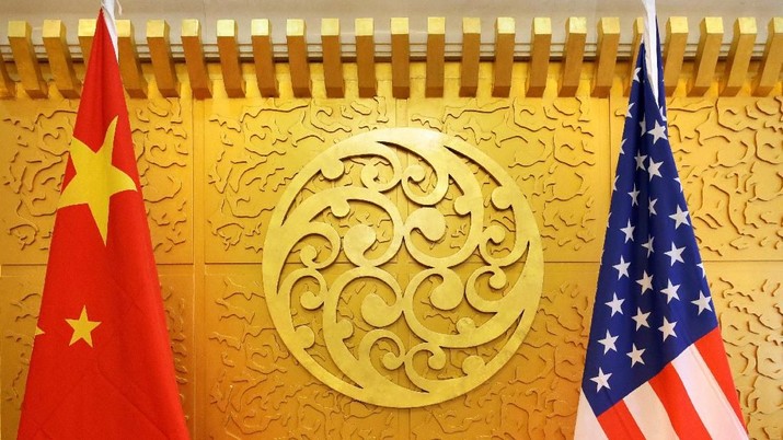 FILE PHOTO: Chinese and U.S. flags are set up for a meeting during a visit by U.S. Secretary of Transportation Elaine Chao at China's Ministry of Transport in Beijing, China April 27, 2018. REUTERS/Jason Lee/File Photo