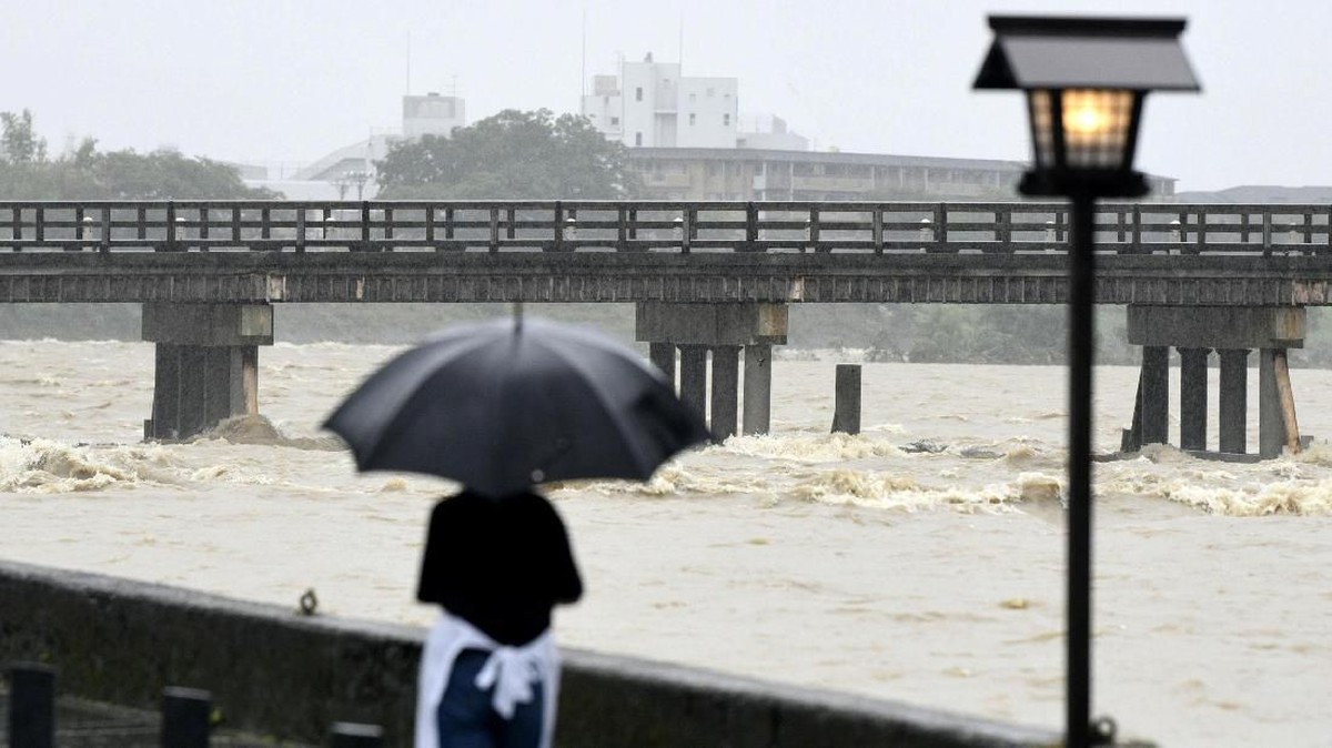 FOTO: Evakuasi Warga Jepang dari Banjir Bandang