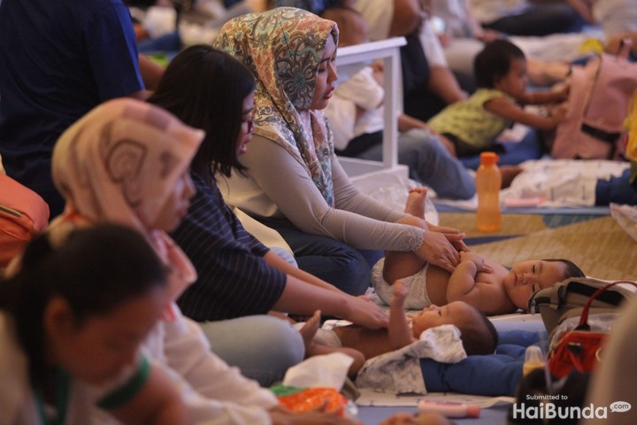 Sebanyak 565 bunda memijat bayinya nih, Bun. Wah, bisa kebayang gimana kemeriahan dan keseruannya ya.