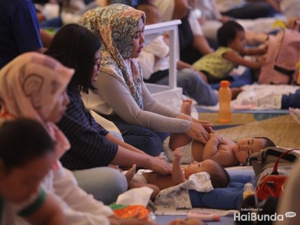 Keseruan Para Bunda Saat Memijat si Kecil