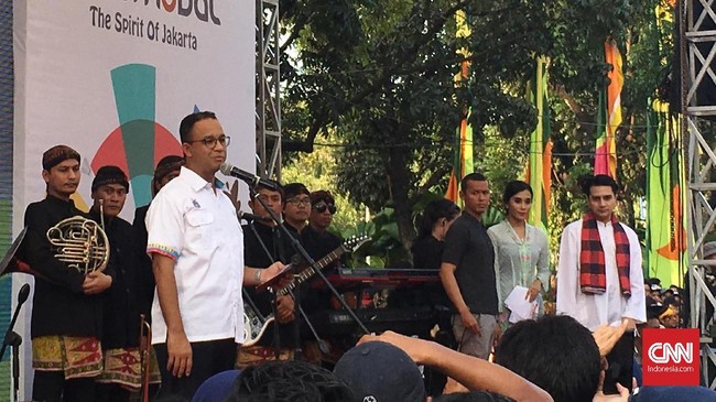 Anies berkukuh ingin tetap mengurus Jakarta sebagai Gubernur. Ia meminta bukti pertemuannya dengan Prabowo perihal akan maju ke Pilpres.