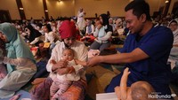 <p>Supaya bunda lebih paham, contoh gerakan memijatnya langsung dipraktikkan instruktur pada si kecil deh. (Foto: Grandyos Zafna/detikcom)</p>