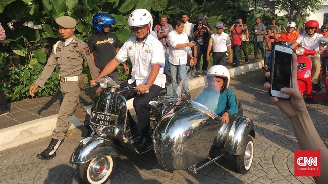 Selain Anies Baswedan, Wakil Gubernur DKI Jakarta Sandiaga Uno juga menaiki vespa saat membuka Jakarnaval 2018.