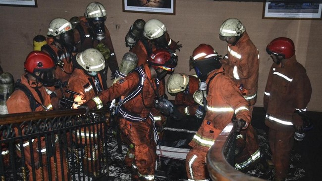Haerudin (51) tewas akibat serangan jantung saat memadamkan kebakaran di gudang material di Jalan Kenanga, Sunter Agung, Jakarta Pusat, Senin (16/7).