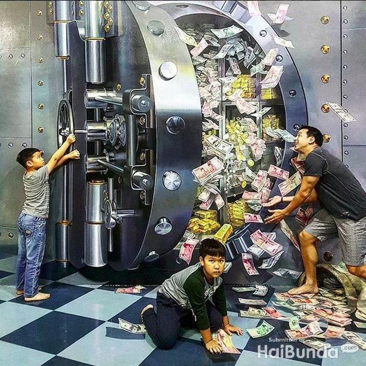 <p>Wah, uang Kenzo, Marco dan ayah Ari banyak banget. Bagi dong. He-he-he (Foto: Instagram @ariwibowo_official)</p>