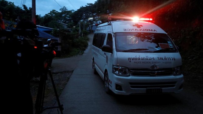 Seorang saksi mengatakan petugas penyelamat kembali mengevakuasi seorang remaja yang terjebak bersama pelatih sepak bolanya di sebuah gua di Thailand.