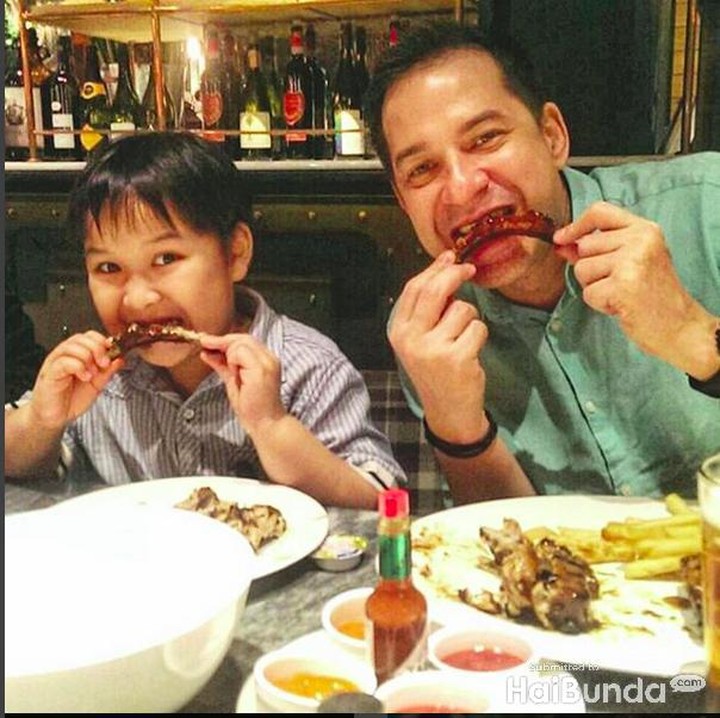 <p>Makan bareng si sulung Kenzo, nih. Oke nggak, Bun, gaya ayah dan anak ini? (Foto: Instagram @ariwibowo_official)</p>