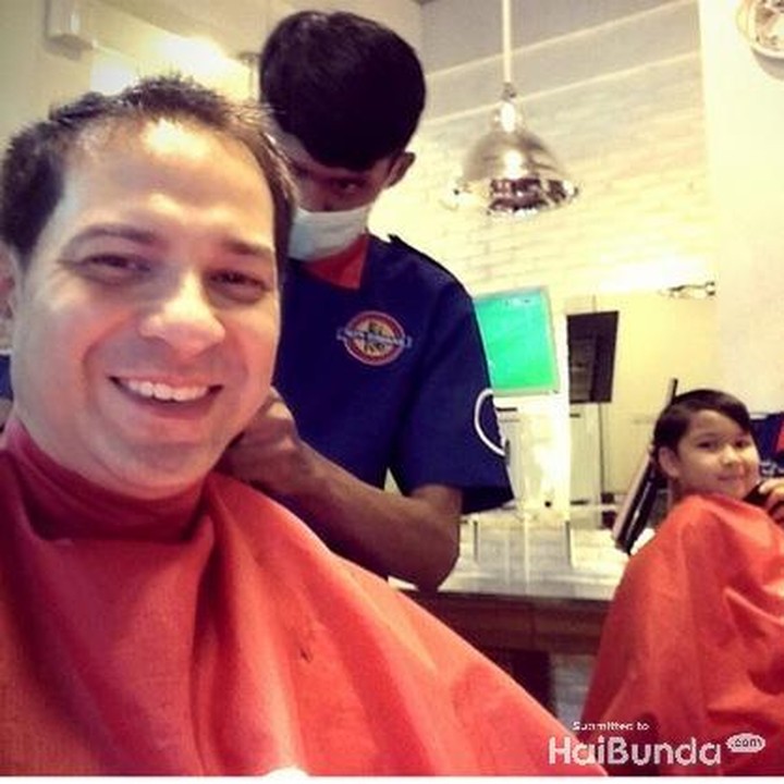 <p>Nggak harus mahal, quality time-an bareng anak juga bisa tercipta dengan potong rambut bareng. (Foto: Instagram @ariwibowo_official)<br /> </p>