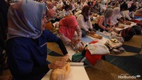 <p>Begini keseriusan para bunda saat mendengarkan instruksi memijat bayi. Namanya mendapat ilmu baru memang kita perlu menyimak banget ya, Bun. (Foto: Grandyos Zafna/detikcom)</p>