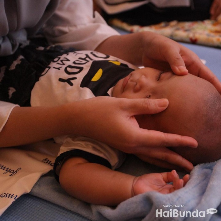 <p>Tuh lihat, deh, selain tenang anak ini juga makin pulas tidurnya ketika pelipisnya dipijat sang bunda. (Foto: Grandyos Zafna/detikcom)</p>