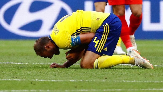 Kapten timnas Swedia, Andreas Granqvist, bakal didenda setara dengan Rp944 juta gara-gara kaus kaki yang ia kenakan saat tampil di laga Piala Dunia 2018.