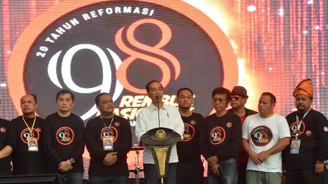 Presiden Jokowi mengatakan semua Aktivis 98 punya kans jadi menteri selama penuhi syarat. Hadirin meneriakkan nama Adian Napitulu saat Jokowi membahas itu.