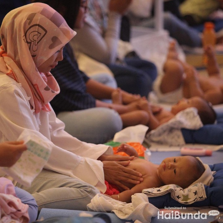 <p>Kamu amat menikmati ya, Nak, dipijat sama Bunda? (Foto: Grandyos Zafna/detikcom)</p>