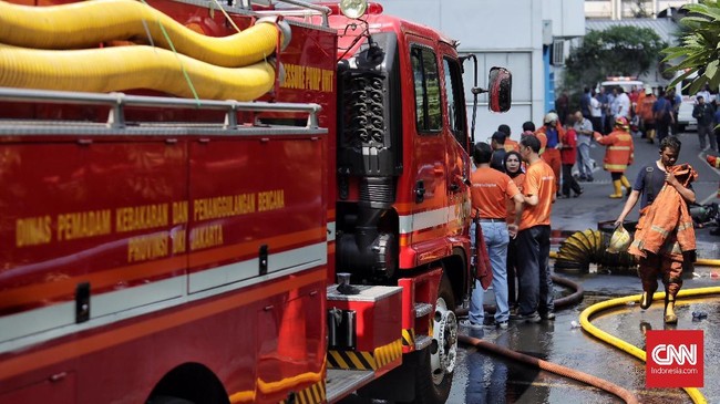 Ratusan petugas pemadam kebakaran Jakarta Barat diterjunkan untuk memadamkan api yang membakar permukiman di Tomang. Selama lima jam, api terus berkobar.
