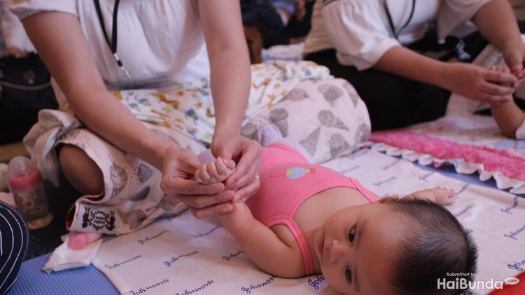 Pijat bayi memiliki manfaat fisik dan emosional bagi ibu dan anak. Apa saja ya?