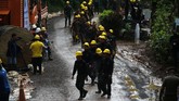 FOTO: Para Penyelamat di Goa Thailand Operasi penyelamatan 12 remaja yang terjebak di goa tidaklah mudah, kematian seorang penyelam AL Thailand pekan lalu menandaskan beratnya risiko para relawan.