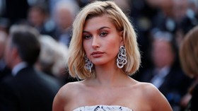 Hailey Bieber Ungkap Keraguan Ganti Nama Keluarga